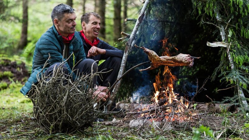SRF bi de Lüt – Abenteuer Wildnis Staffel 3 /​ Folge 3 Die Walliser Armin und Marco braten den Hasen, den sie in der Challenge gewonnen haben. – Bild: SRF/​Severin Nowacki