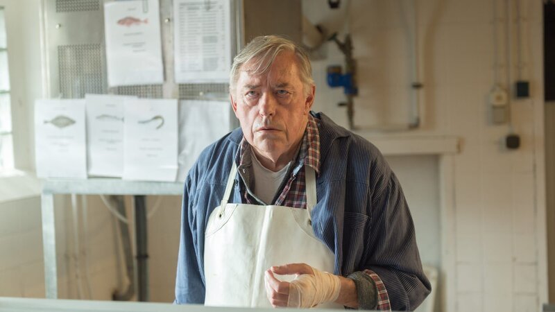 Mit seiner verbundenen Hand macht sich Frahm (Wilfried Dziallas) höchst verdächtig. Er bestreitet jedoch, Bodden getötet zu haben. Die Verletzung habe er sich beim Zerlegen der Fische zugezogen. Allerdings hat er für die Tat kein Alibi, aber ein Motiv hätte er durchaus. – Bild: ZDF /​ Meyerbroeker