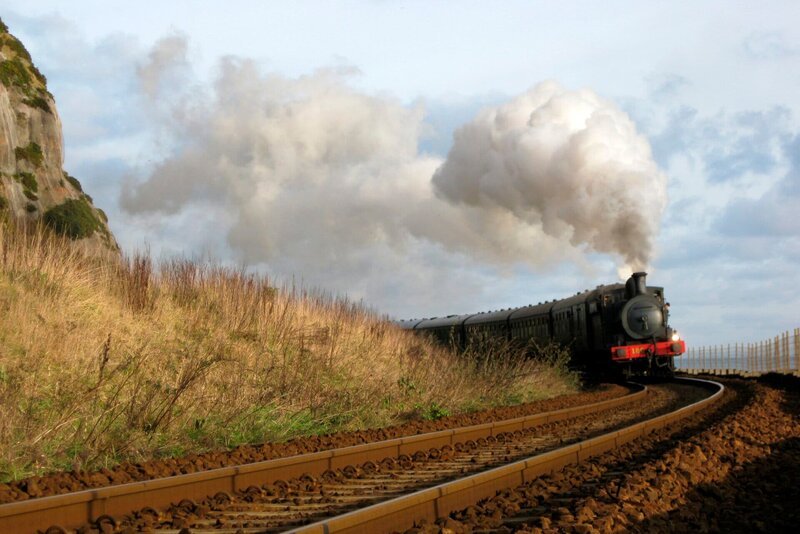 Dampflok 186 mit Personenzug am Haken auf der Fahrt von Belfast nach Whitehead. – Bild: SWR