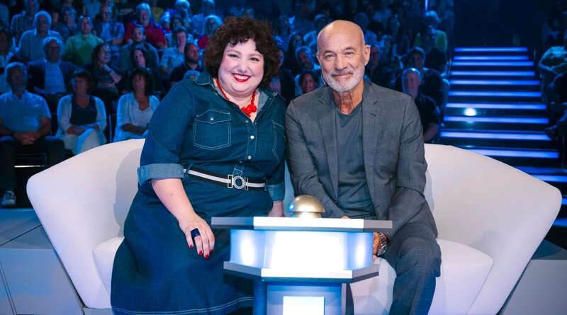 Bei „Was kann der Mensch“ gemeinsam im Rateteam: Meltem Kaptan und Heiner Lauterbach. – Bild: WDR/​Ben Knabe