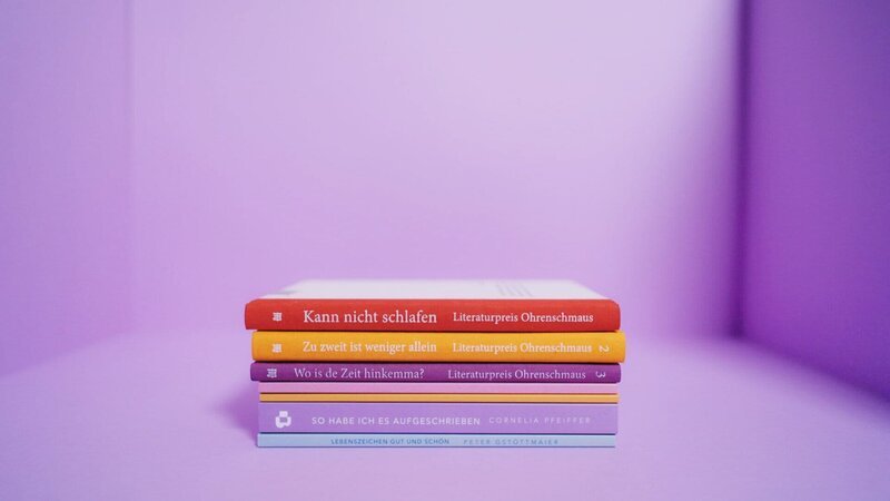 Bücherstapel der Gewinnertexte des Literaturpreis Ohrenschmaus. – Bild: 3sat