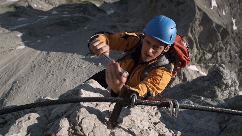 Routiniert überprüft Andreas Marthaler (Martin Gruber) von der Bergwacht die Sicherung eines beliebten Kletterstiegs. – Bild: ZDF und Johannes Kirchlechner