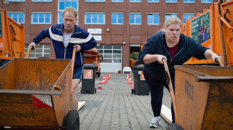 Im Wettstreit mit Dorn (Rainer Strecker) zieht Pamela (Gisela Flake) den Kürzeren. – Bild: ARD Degeto/​Hagen Bogdanski