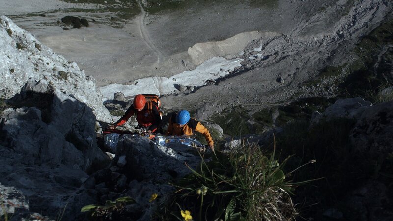 Andreas (Martin Gruber, r.) und Bea (Paula Paul, l.) müssen den Verletzten bergen. – Bild: ZDF