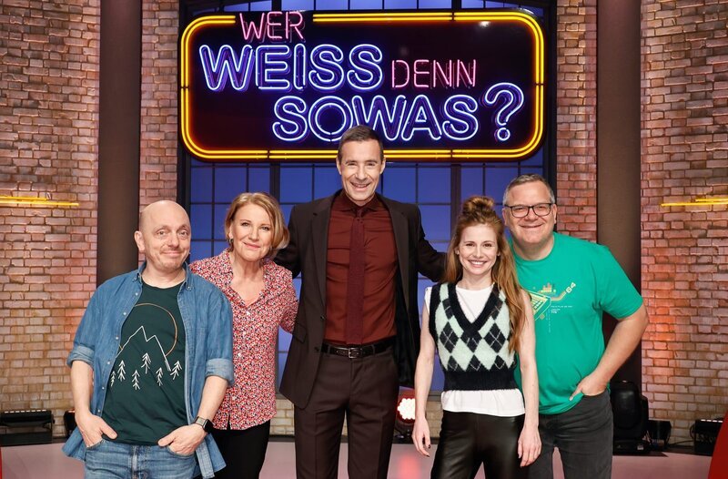 Moderator Kai Pflaume (M.) und seine Rateteam-Kapitäne Bernhard Hoëcker (l.) und Elton (r.) begrüßen in dieser Sendung die Schauspielerin Mariele Millowitsch (2.v.l.) und die Schauspielerin Josefine Preuß (2.v.r.). – Bild: ARD/​Morris Mac Matzen
