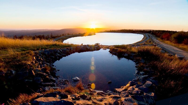 Auf dem Wurmberg – dem höchsten Berg Niedersachsens wurde ein künstlicher Speicherteich angelegt als Wasserreservoir für die Schneekanonen im angrenzenden Skigebiet. – Bild: NDR /​ AZ Media