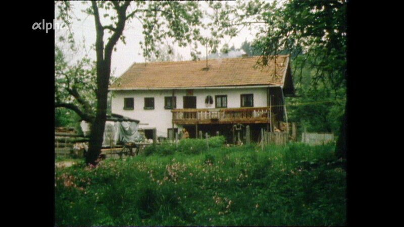 In einem alten Bauernhaus in Niederbayern hat sich eine Wohngemeinschaft aus mehreren Männern und Frauen zusammengefunden, die dort als Selbstversorger leben. – Bild: BR/​SWR