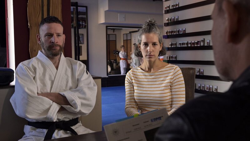 Der einzige Verdächtige damals war Tibor Rupp (Jan Kress, l.). Ihm konnte allerdings nie etwas nachgewiesen werden. Bernhard Henschel (Michael Lott, r.) befragt ihn und seine Freundin Sylwia Plewka (Simona Theoharova, M.) zu den damaligen Vorwürfen. – Bild: ZDF