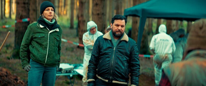 Es wurden Leichen im Wald gefunden: Lona Mendt (Petra Schmidt-Schaller) und Elling (Sascha Geršak) bei den Ermittlungen. – Bild: NDR/​Oliver Feist/​Claire Jahn