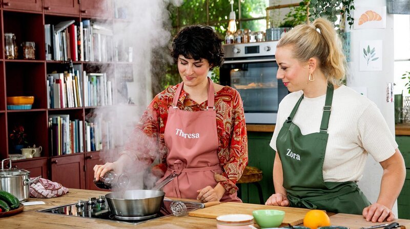 Zora Klipp (r.) und Theresa Knipschild. – Bild: NDR/​Claudia Timmann