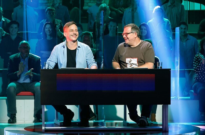 Rateteam-Kapitän Elton (r.) und der Schauspieler Tom Wlaschiha (l) bilden ein Rateteam. – Bild: ARD/​Morris Mac Matzen
