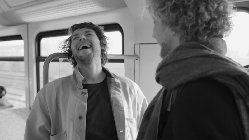 Mit Philosoph Christian Uhle spricht Jonas über die Wechselwirkung zwischen Transparenz und Vertrauen. – Bild: BR/​rbb/​weltrecorder