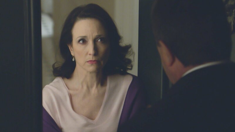 Als Frank (Tom Selleck, r.) erfährt, dass auf New Yorks Straßen mit einer neuen Art von Heroin gedealt wird, sucht er Kelly Peterson (Bebe Neuwirth, l.) auf. Mit ihren weitreichenden Verbindungen hofft er, den Vertrieb der Drogen schnell stoppen zu können … – Bild: 2013 CBS Broadcasting Inc. All Rights Reserved. Lizenzbild frei