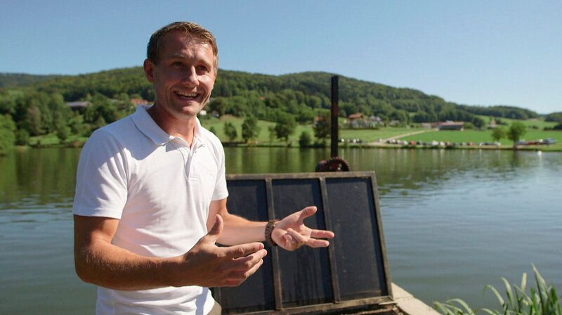 Am südlichen Ufer des Ebenreuther Sees steht ein kleines Wasserkraftwerk. Geplant und gebaut hat es Michael Miedl. – Bild: BR/​Volker Schmidt