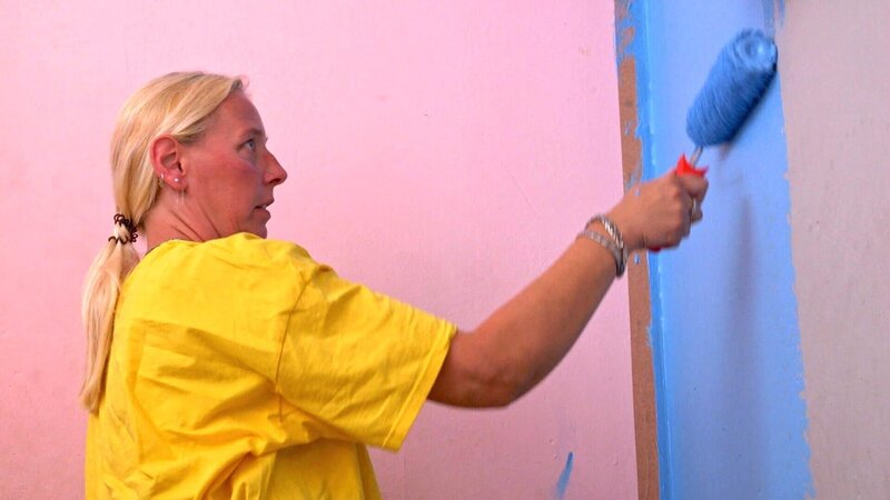 Katrin streicht die Wände neu – Bild: RTL Zwei