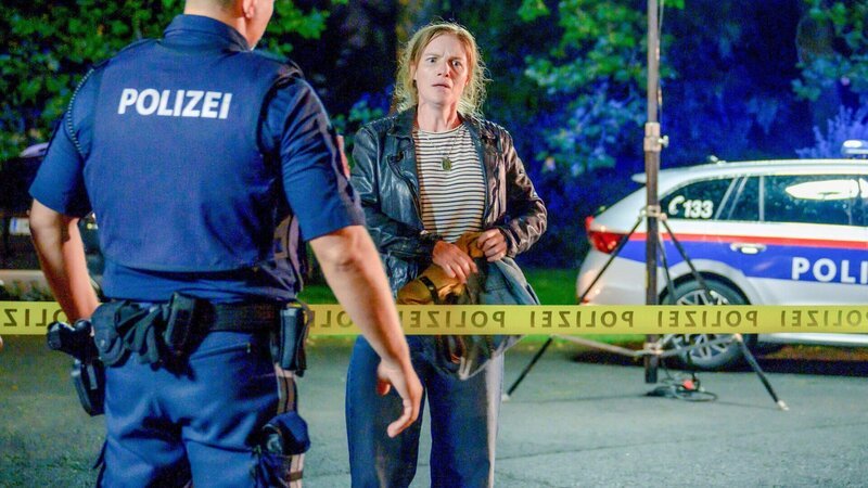 Waltraud Gersthofer (Isa Hochgerner), die sonst anderen zur Hilfe kommt, konnte sich selbst nicht mehr retten. Die Leiche versetzt ihre Kollegin Esther Stadler (Michaela Schausberger, M.) in Schreck. Wer könnte einer hilfsbereiten Frau so etwas antun wollen? – Bild: ZDF