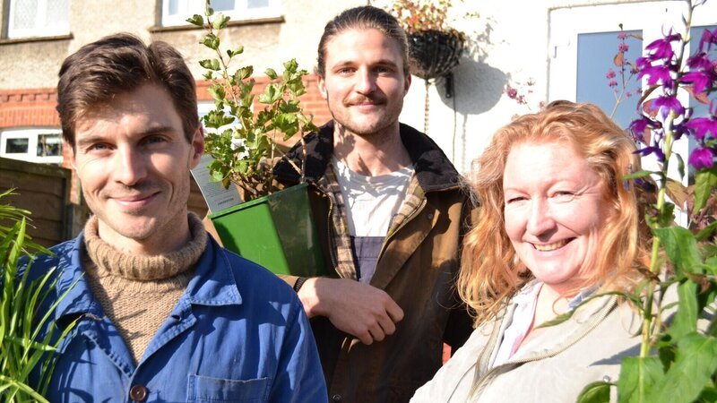 Harry Rich (l.) mit David Rich (m.) und Charlie Dimmock (r.) – Bild: RTL
