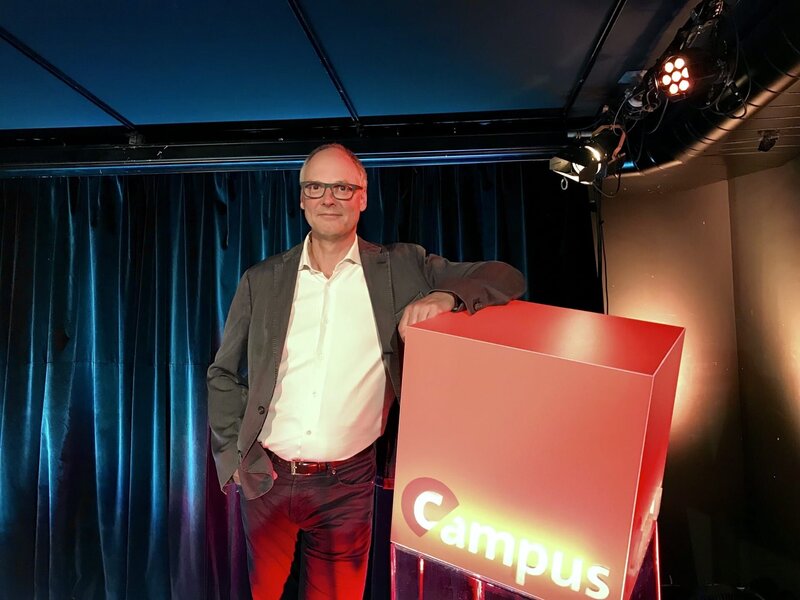 Diesmal verrät uns Dr.-Ing. Silvia Budday von der Friedrich-Alexander-Universität Erlangen-Nürnberg, welche Bedeutung die Furchen in unserem Gehirn haben. Und Prof. Dr. theol. habil. Arne Manzeschke (im Bild) von der Evangelischen Hochschule Nürnberg fragt: Herr oder Knecht? Über unseren zukünftigen Umgang mit der künstlichen Intelligenz. – Bild: BR/​Marinus Zängerl