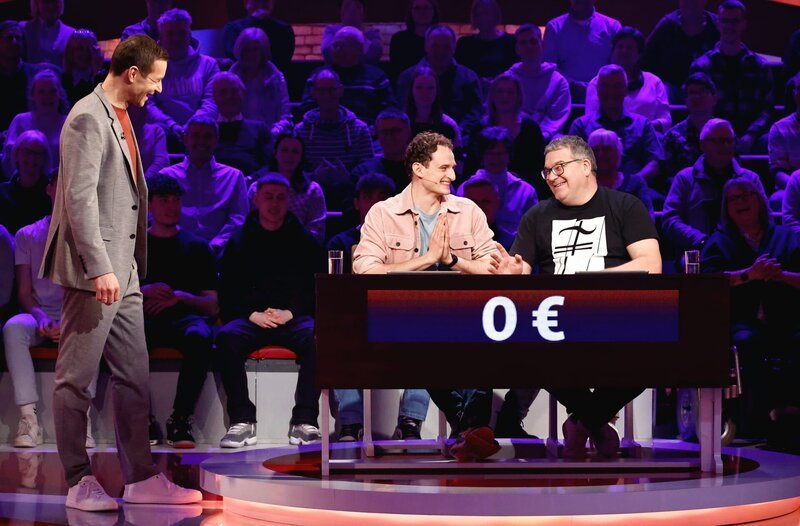 Moderator Kai Pflaume (l.) mit Rateteam-Kapitän Elton (r.) und dem Fernsehmoderator Julian Janssen (M.). – Bild: ARD/​Morris Mac Matzen