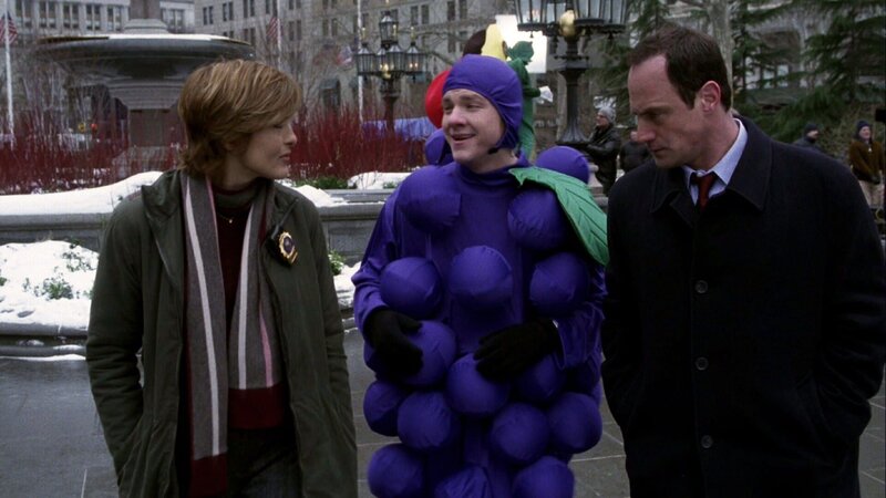 Det. Stabler (Christopher Meloni, r.) und Benson (Mariska Hargitay) befragen den Schauspieler Lukas (Zachary Knighton), der verdächtigt wird, ein junges Schulmädchen ermordet zu haben. – Bild: RTL NITRO