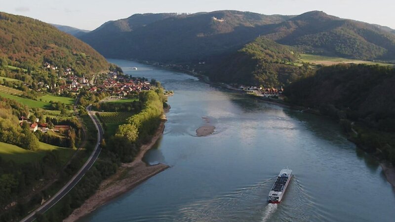 Abenteuer Donaukreuzfahrt Von Passau bis zum Eisernen Tor Das Niedrigwasser auf der Donau ist für die vielen Kreuzfahrtschiffe eine Herausforderung; Abenteuer Donaukreuzfahrt Von Passau bis zum Eisernen Tor Das Niedrigwasser auf der Donau ist für die vielen Kreuzfahrtschiffe eine Herausforderung – Bild: SRF/​ZDF
