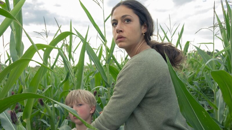 Jasper (Anton Landau, l.) und Mariana (Soma Pysall, r.) rennen so schnell sie können zum Maisfeld. Die Anderen sind hinter ihnen. – Bild: RTL /​ Nadja Klier /​ Das Kind wird sterben