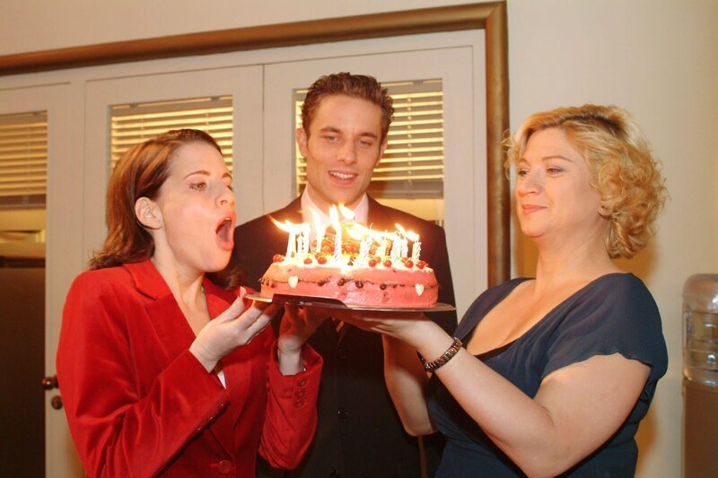 Inka (Stefanie Höner, l.) ist gerührt: Max (Alexander Sternberg, M.) und Agnes (Susanne Szell, r.) haben ihren Geburtstag doch nicht vergessen. – Bild: SAT.1 /​ Monika Schürle Eigenproduktionsbild frei