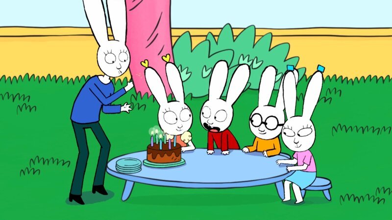 Lous Mama (l.) hat extra für Lou (2.v.l.) und ihre Gäste Simon (M.), Ferdinand (2.v.r.) und Sophie (r.) einen Schokoladenkuchen gebacken. – Bild: ZDF