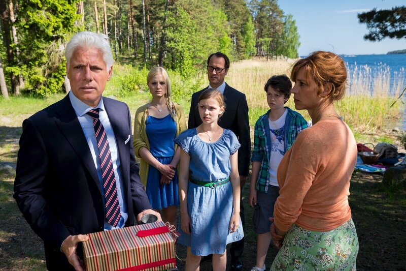 Die improvisierte Überraschungsparty zu seinem Geburtstag ist dem trockenen Kristian (Philippe Brenninkmeyer, l.) nicht genehm. Sein Privatsekretär Frans Vidmark (Markus Knüfken, M.) hatte davor gewarnt, doch Eva (Carin C. Tietze, r.), ihre zwei Kinder Rasmus (Jeremias Meyer, 2.v.r.), Lisa (Clara Gerst, 2.v.l.) sowie Svenja (Meira Durand, M.) sind trotzdem enttäuscht. – Bild: ZDF