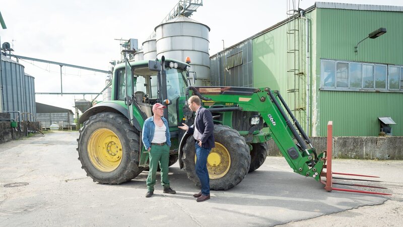 Lars Pöhlmann (Dominic Boeer, r.) stattet dem Bauern und Betreiber einer Biosgasanlage, Jochen Köhre (Jörg Pose, l.), einen Besuch ab. Der streitet vehement ab, etwas mit Thorsten Steins Tod zu tun zu haben. Doch was wollte er auf der Eröffnungsfeier des Hofs? Und warum hat er für die Tatzeit kein Alibi? – Bild: ZDF