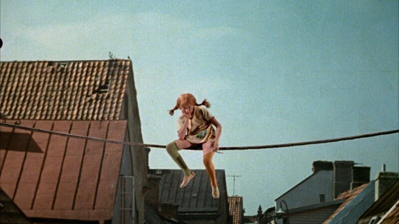Mit einem Hochseilakt gelingt es Pippi (Inger Nilsson) ihren Freunden Geld für neue Kleidung zu beschaffen. – Bild: ZDF