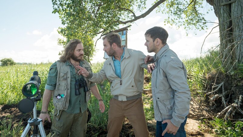 Silvio Meissner (Atef Vogel, r.) attackiert den Vogelkundler Henner Lang (Denis Schmidt, l.). Für Silvio ist die Sache klar: Lang hat Sylvie umgebracht. Doch Lars Pöhlmann (Dominic Boeer, M.) geht dazwischen und weist seinen Kollegen zurecht. Doch wird Silvio einen kühlen Kopf bewahren? – Bild: ZDF /​ Meyerbroeker
