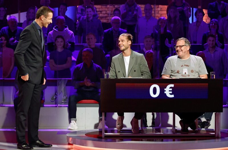Moderator Kai Pflaume (l.) mit Rateteam-Kapitän Elton (r.) und dem Fußballspieler und Tanz-Show-Gewinner Rúrik Gíslason. – Bild: ARD/​Morris Mac Matzen