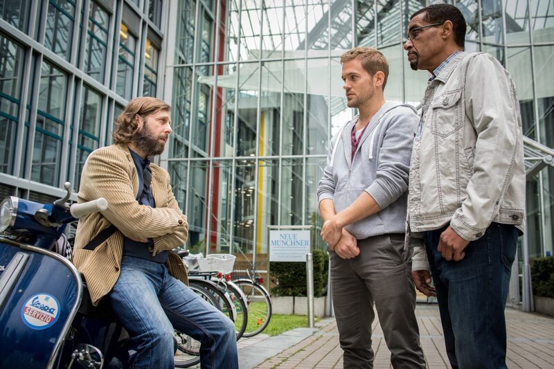 Dominik Morgenstern (Joscha Kiefer, M.) und Franz Ainfachnur (Christofer v. Beau, r.) sprechen auf dem Parkplatz mit Ralf Nowak (Oliver Korittke, l.). – Bild: ZDF und MARKUS SAPPER
