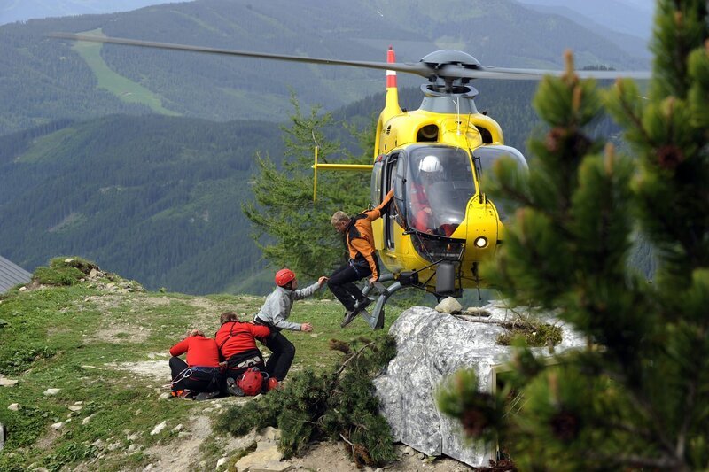 In letzter Sekunde kann auch Andreas (Martin Gruber, r.) abgelassen werden, bevor der Heli wegen der immer schlechteren Windverhältnisse umgehend abdrehen muss. – Bild: ZDF