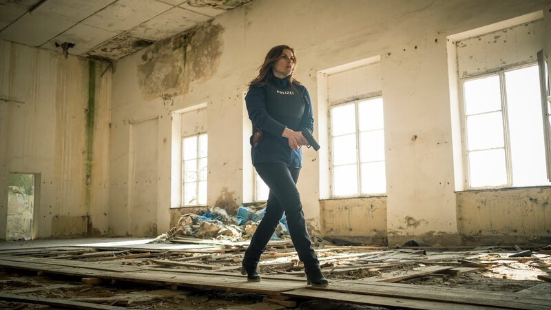 Nina Petersens (Katharina Wackernagel) Ermittlungen im Jugendwerkshof Kiefernhain nähern sich dem Höhepunkt. Wird sie den Mord an Jan Böhring hier aufklären können? – Bild: ZDF