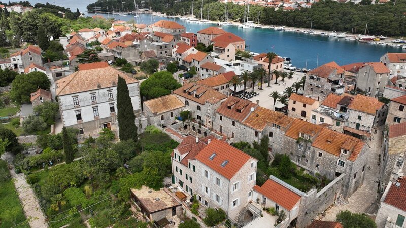 Stari Grad mit Tvrdalj. – Bild: RANFILM TV & Film Production GmbH