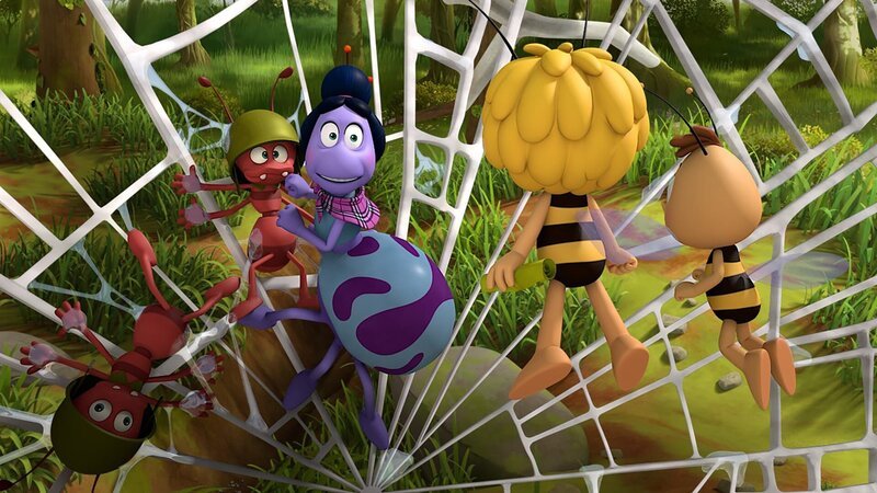 „Die Biene Maja“, „Die Schwester mit dem bösen Blick.“ Theklas große Schwester Ida kommt auf die Wiese, um fortan bei Thekla zu wohnen. Das passt Maja und Willi nicht, die die Anwesenheit einer zweiten Spinne in der Wiese gar nicht gut finden. Auch Thekla selbst hält nicht viel von der Idee, denn Ida kommandiert Thekla ständig herum. Wenn sie nicht spurt, dann fixiert Ida ihre jüngere Schwester mit dem „bösen Blick“, vor dem Thekla sich furchtbar fürchtet, so wie damals, als sie noch ein Spinnenkind war. Als die Ameisen Egon und Emil Thekla ins Netz gehen, schlägt Maja der Spinne deshalb einen Handel vor: Wenn Thekla die beiden verschont, hilft Maja der Spinne, ihre anstrengende Schwester loszuwerden. Thekla lässt sich auf den Handel ein und macht, was Maja sich ausgedacht hat: Jeden Abend berichtet Thekla Maja, wo in der Wiese ihre Schwester neue Spinnennetze aufgehängt hat. Maja warnt die Wieseninsekten davor und so geht Ida tagelang leer aus. Doch nach einigen Tagen schöpft Ida Verdacht. – Bild: ZDF/​2017 Studio 100 Animation