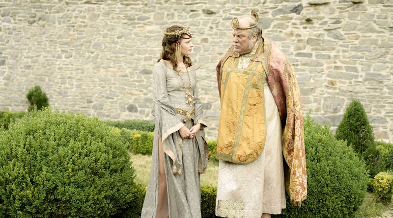 Pamina (Harriet Herbig Matten) und Sarastro (Waldemar Kobus) sinnen über Heirat nach. – Bild: WDR/​Nicole Briese