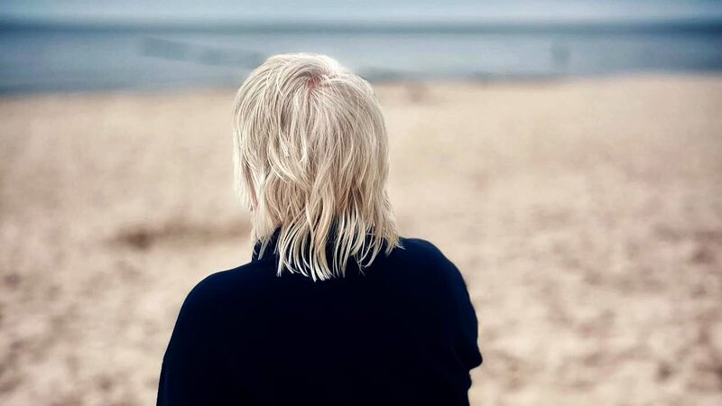 Sie ist eine der bekanntesten Schauspielerinnen des Landes – markant, unverwechselbar: Carmen-Maja Antoni (Foto). Ob als Krauses Schwester in der erfolgreichen Reihe des rbb oder auf der Bühne des Berliner Ensembles. Nun wird sie 80 und der bekannte Filmemacher und Regisseur Bernd Böhlich würdigt sie in einer Reportage. – Bild: rbb/​Markus Zergiebel