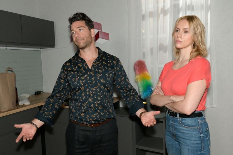 Die Probleme von Carlos (Patrick Fernandez) und Zoe (Lara Dandelion Seibert) beginnen sich zu stapeln. – Bild: RTL /​ Rolf Baumgartner