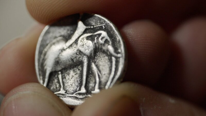 Heute sind nur wenige Zeugnisse der antiken Großmacht erhalten, vor allem Münzen, die immer wieder gefunden werden. – Bild: ZDF und World Media Rights Productions