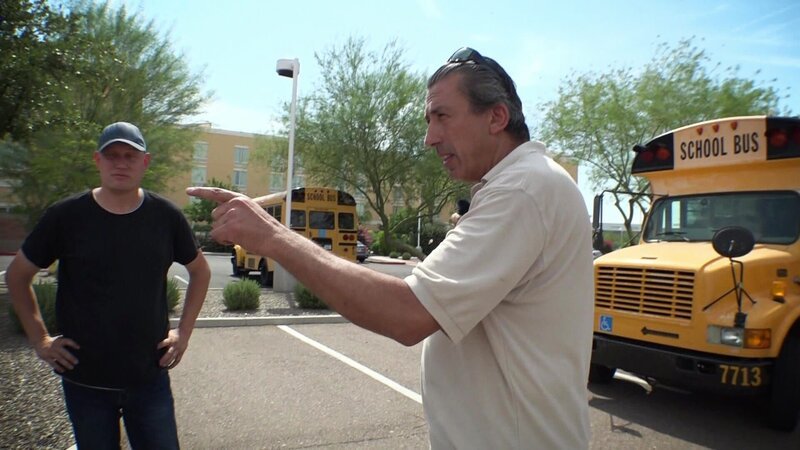 Fahrzeughändler Michael Manousakis hält mit seiner Truppe in den USA Ausschau nach preisgünstigen Schrottplatzschnäppchen – Bild: Warner Bros. Discovery