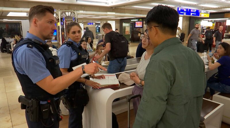 Polizisten vom 19. Revier am Frankfurter Flughafen. – Bild: HR