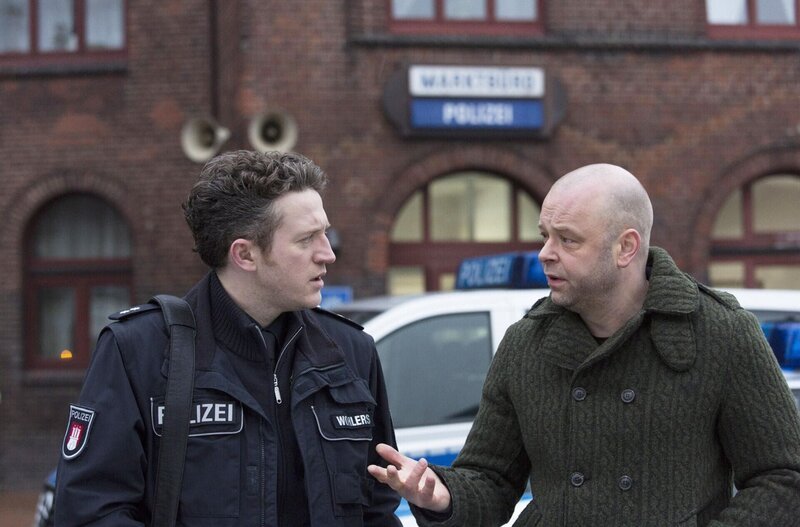 Gerd Wohlers (Josef Heynert, l.); Hauptkommissar Hansen (Robert Gallinowski, r.) – Bild: Degeto Film GmbH/​ Vertrieb OneGate Media GmbH