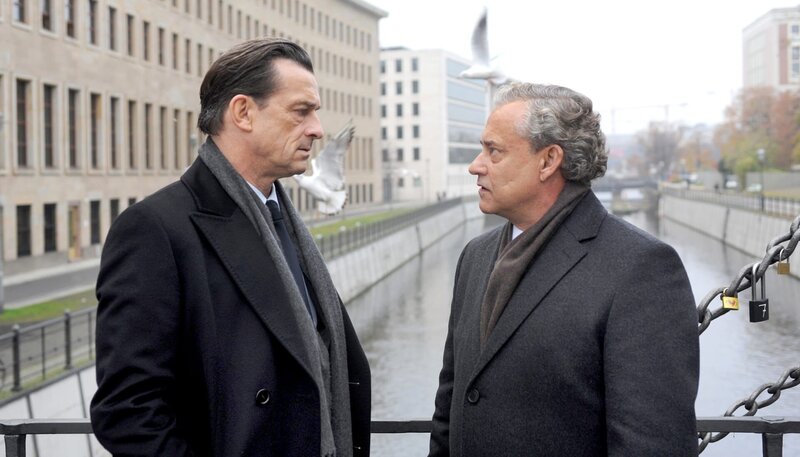 Ein heikler Fall: Thomas Eick (Thomas Sarbacher, li.) und Staatssekretär Kurt Lämmle (Rolf Kannies). – Bild: ARD Degeto/​Hans-Joachim Pfeiffer