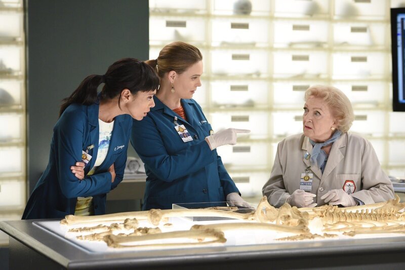 Hoher Besuch im Jeffersonian: Cam (Tamara Taylor, l.) und Brennan (Emily Deschanel, M.) bekommen Unterstützung von der berühmten forensischen Anthropologin Dr. Beth Mayer (Betty White). – Bild: RTL /​ FOX