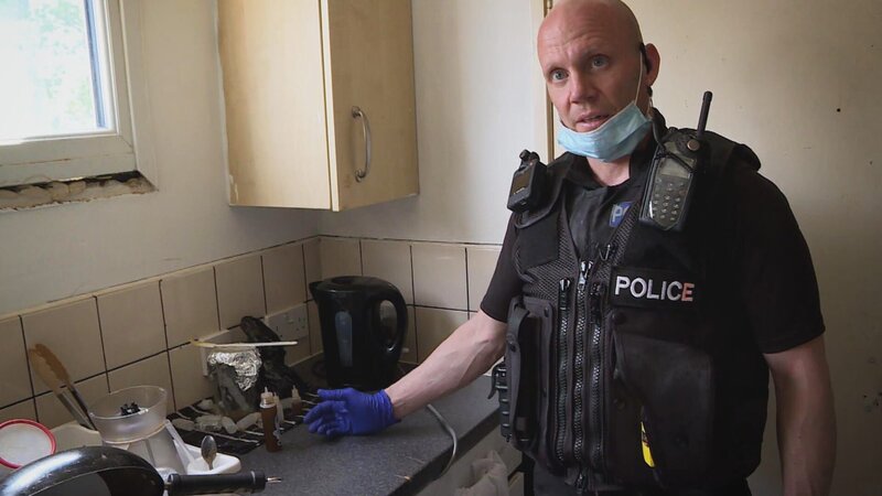 Polizist in einer Küche – Bild: Warner Bros. Discovery