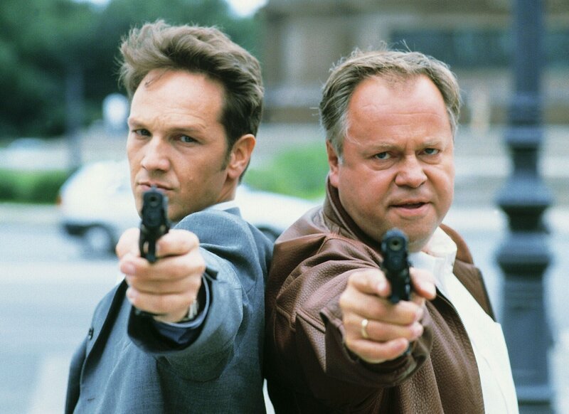 Kriminalkommissar Ralf Bongartz und Kriminalhauptkkommissar Stefan Kehler (Max Gertsch, Wolfgang Bathke) im Einsatz – Bild: RTL /​ Thomas Pritschet
