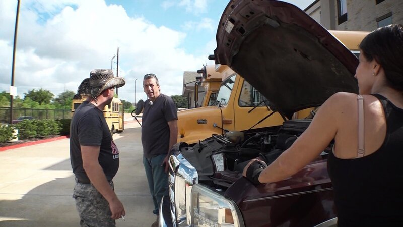 Holey water pumps, defective batteries and falling attachments bring Michael Manousakis and his colleagues in the USA to the verge of desperation. – Bild: Warner Bros. Discovery